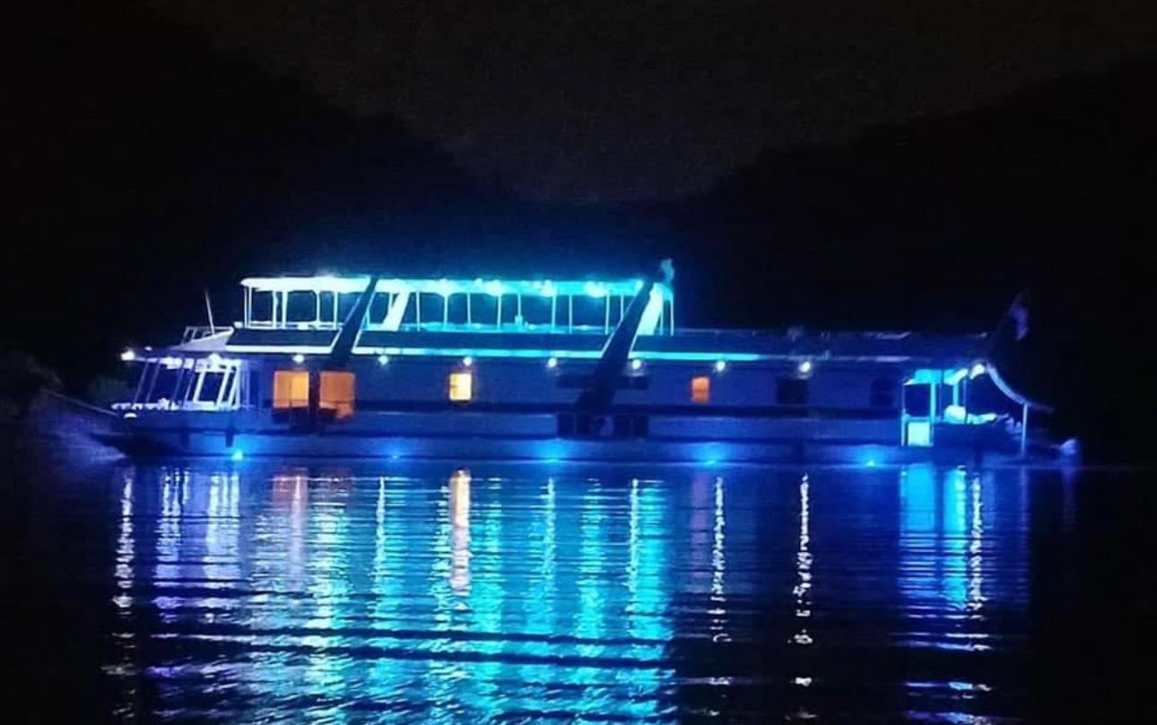 2016 Thoroughbred Houseboat