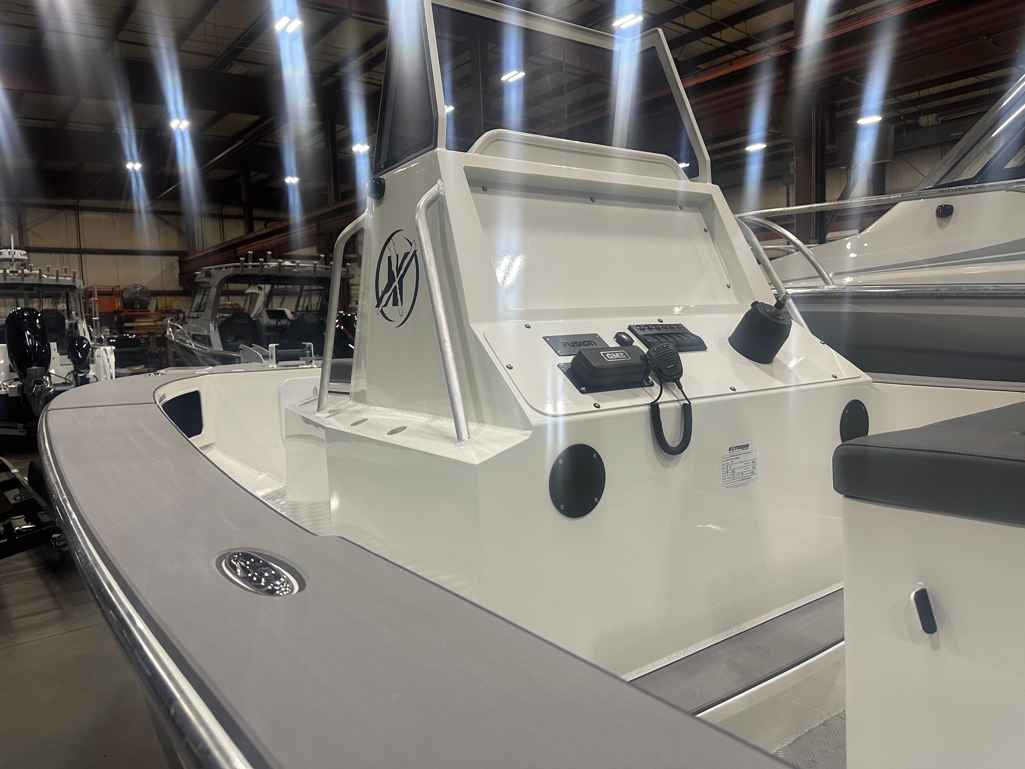 Gunnel and Center Console on Extreme Boats 645 CC 