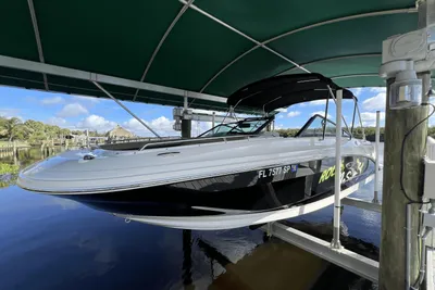 2019 Sea Ray 250 SDX Outboard