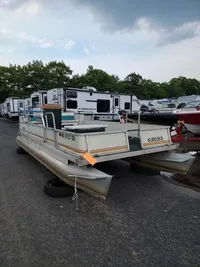 1981 Crest 22 ft