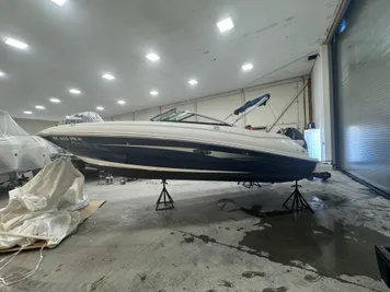 2014 Sea Ray 240 Sundeck Outboard