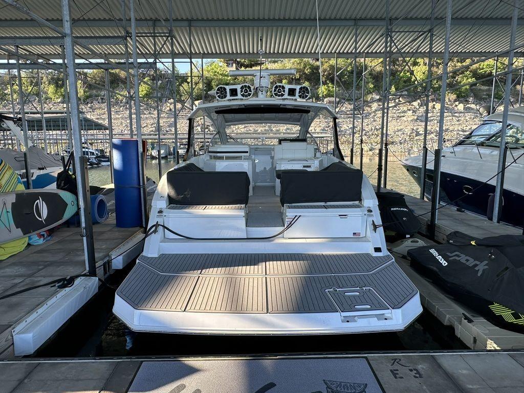 2021 Cruisers Yachts 39 Express Coupe