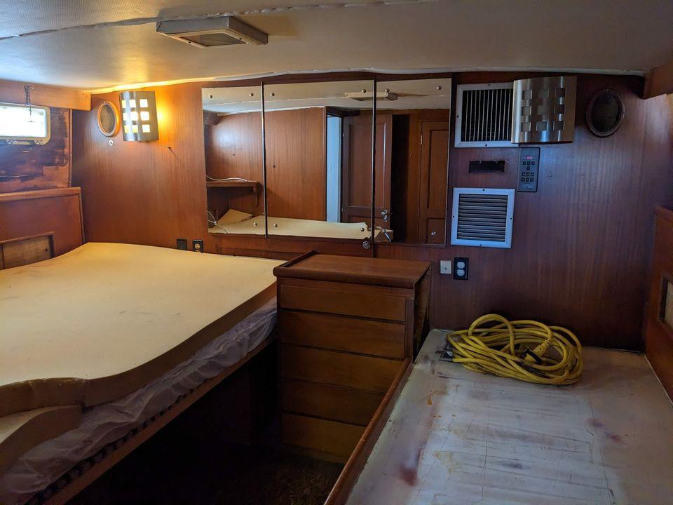 1969 Hatteras Twin Cabin Cruiser