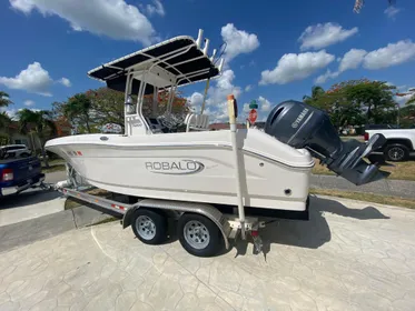 2021 Robalo R200 Center Console