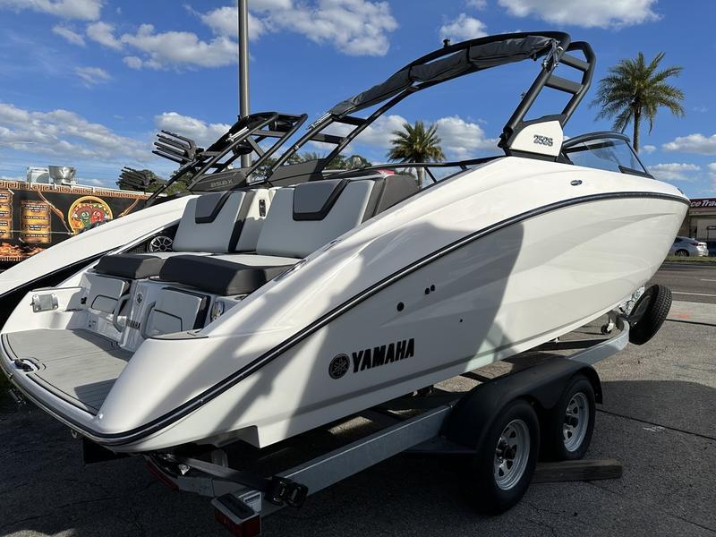 2023 Yamaha Boats 252SE