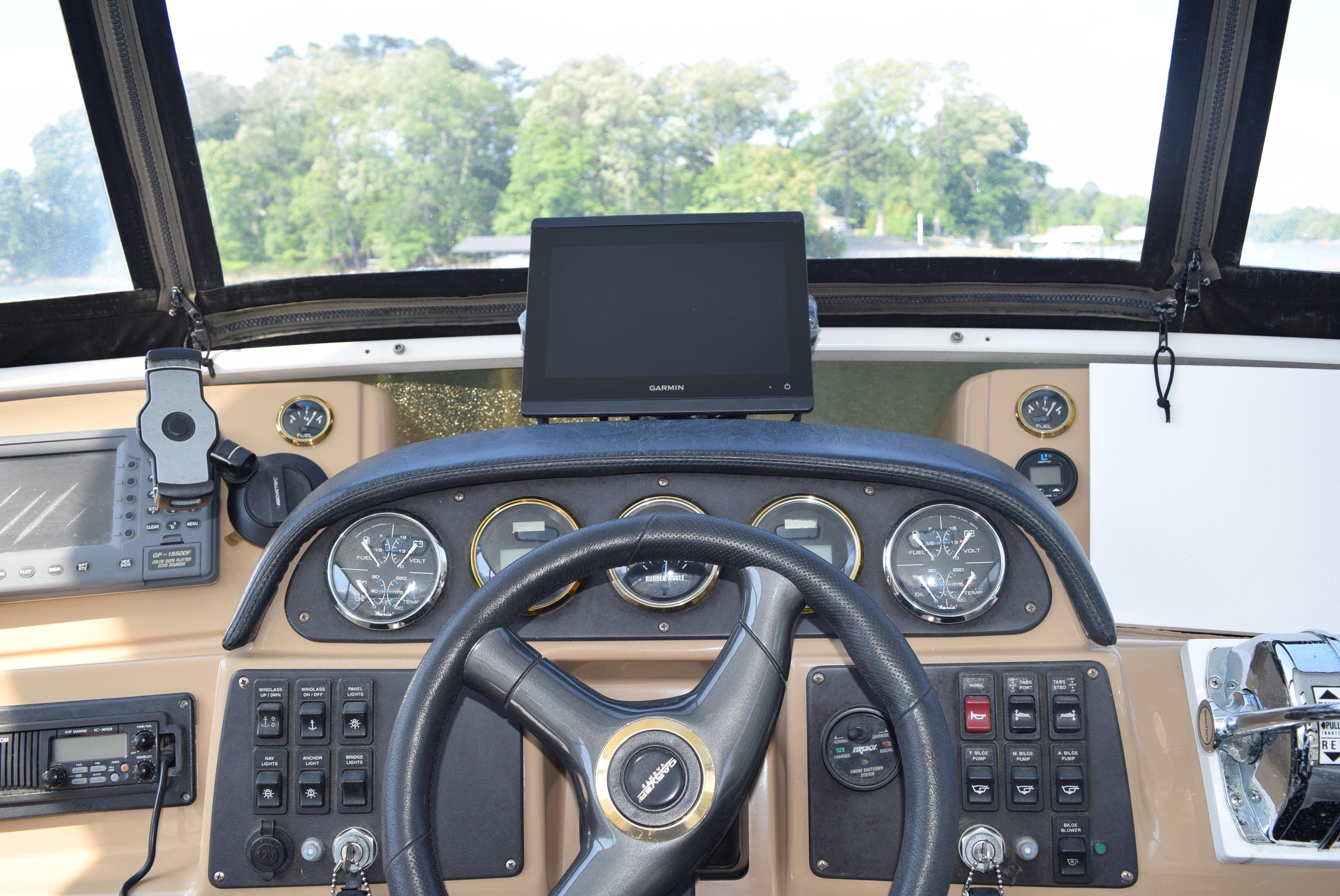 2002 Carver 444 Cockpit Motoryacht