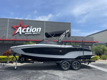 2023 MasterCraft XT22