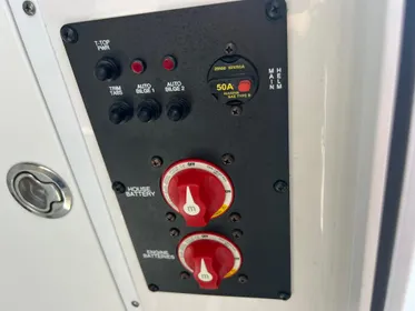 2020 Sea Hunt - Battery switches