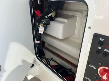 2020 Sea Hunt - Battery switches