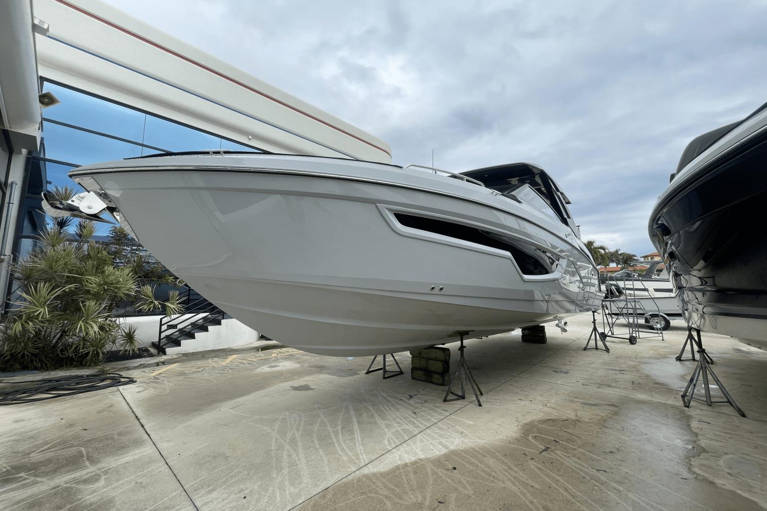 New 2024 Cruisers Yachts 34 GLS South Beach Outboard, 33138 Miami