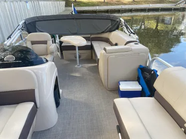 2018 Sun Tracker PartyBarge 20 DLX