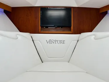 2008 Venture 39 Cuddy Cabin