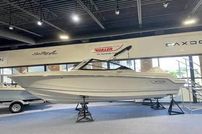 2024 Boston Whaler 210 Vantage