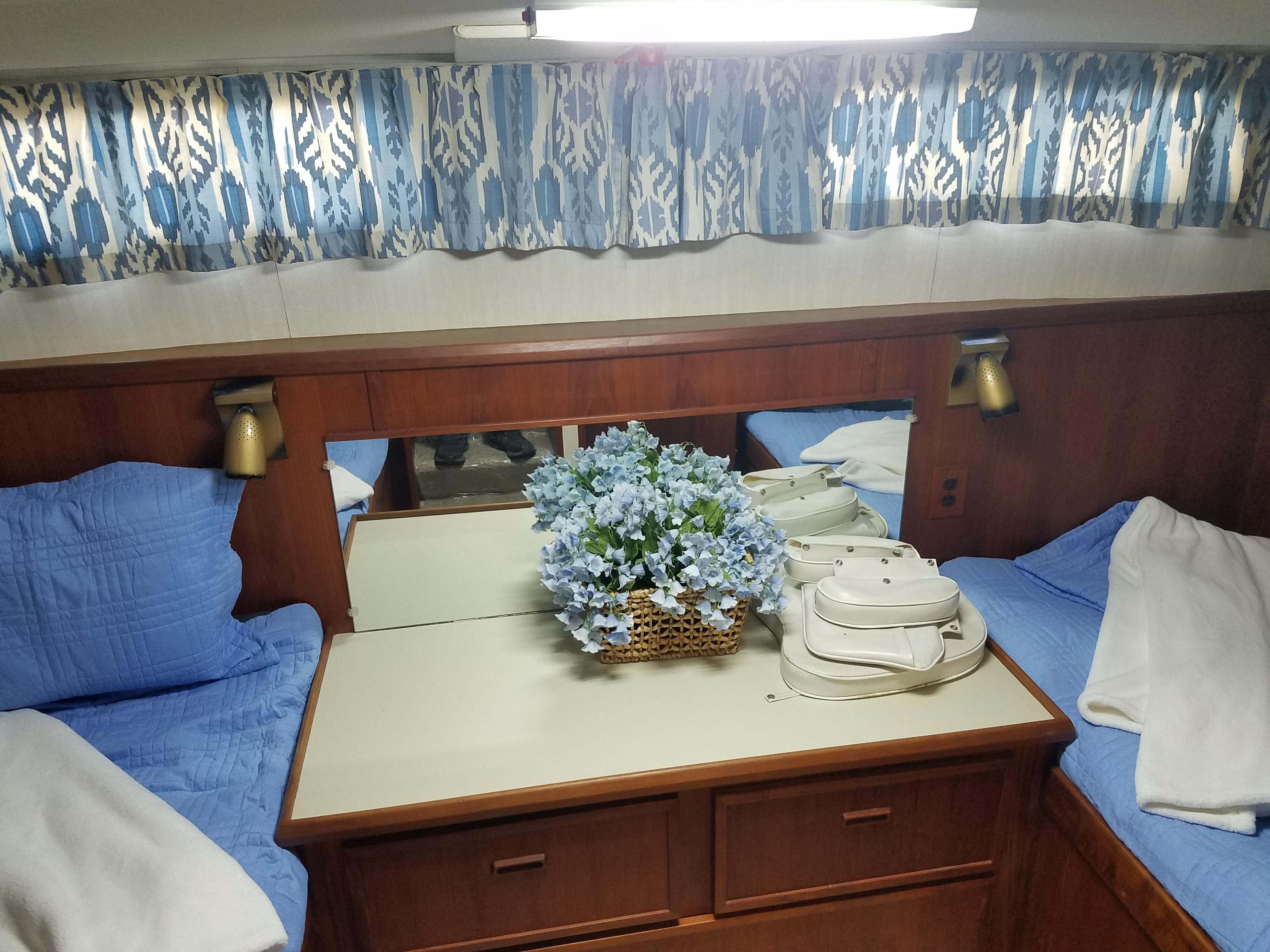 1977 Uniflite 36 Double Cabin
