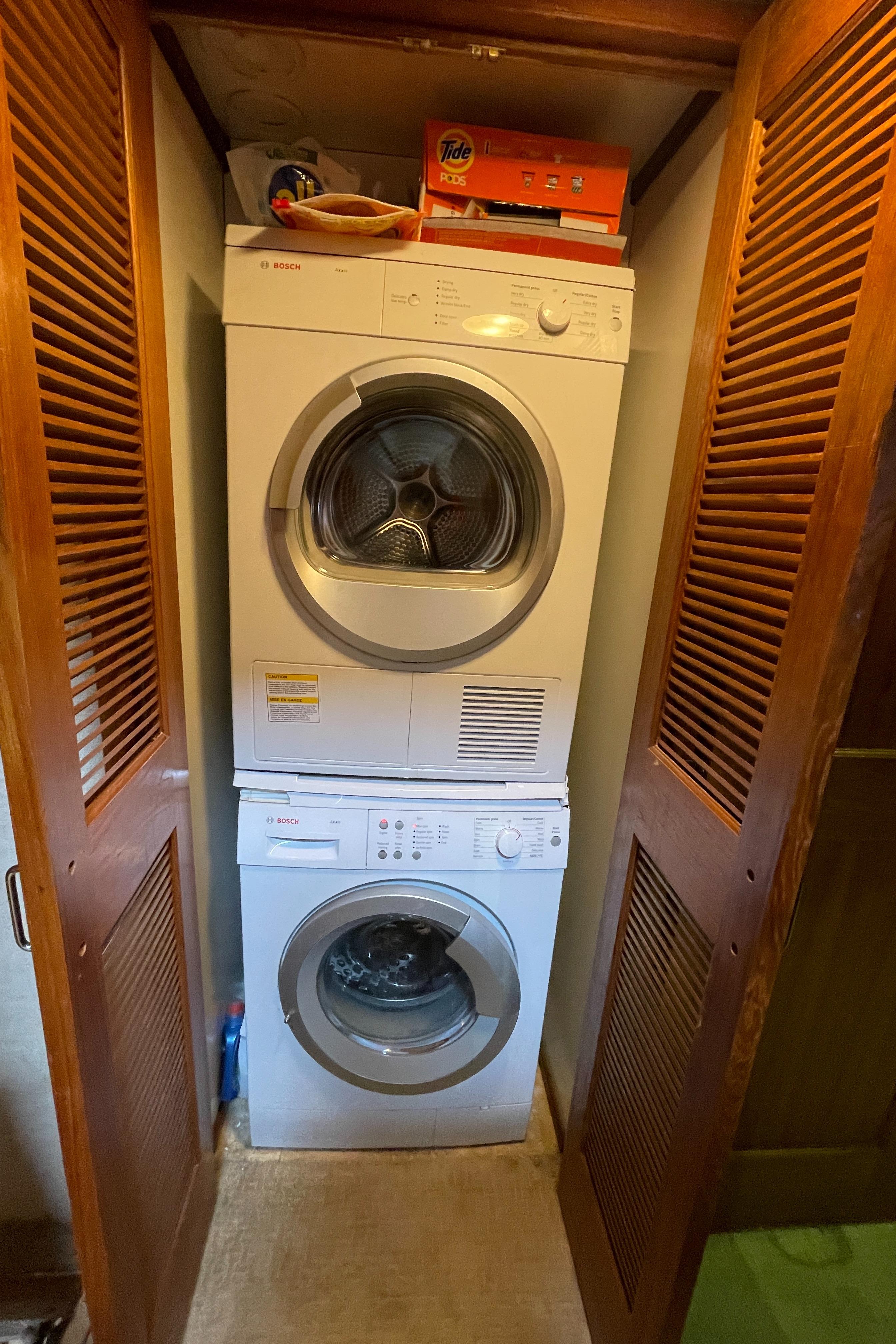 Foyer washer & dryer