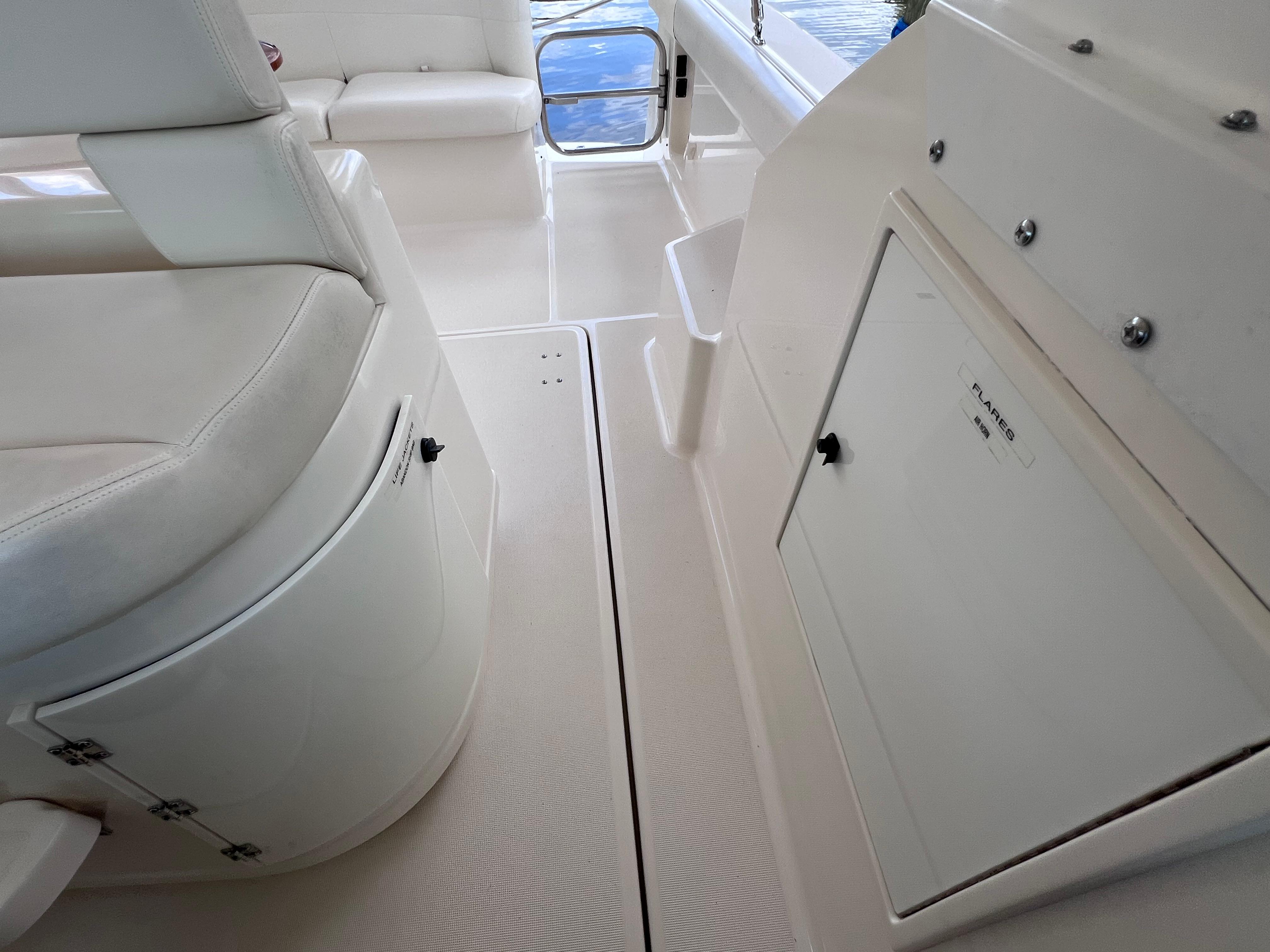 1998 Tiara Yachts 3500 Express CLEAN CLEAN CLEAN