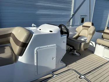 2023 Hurricane SS201 O/B Family Deck Boat