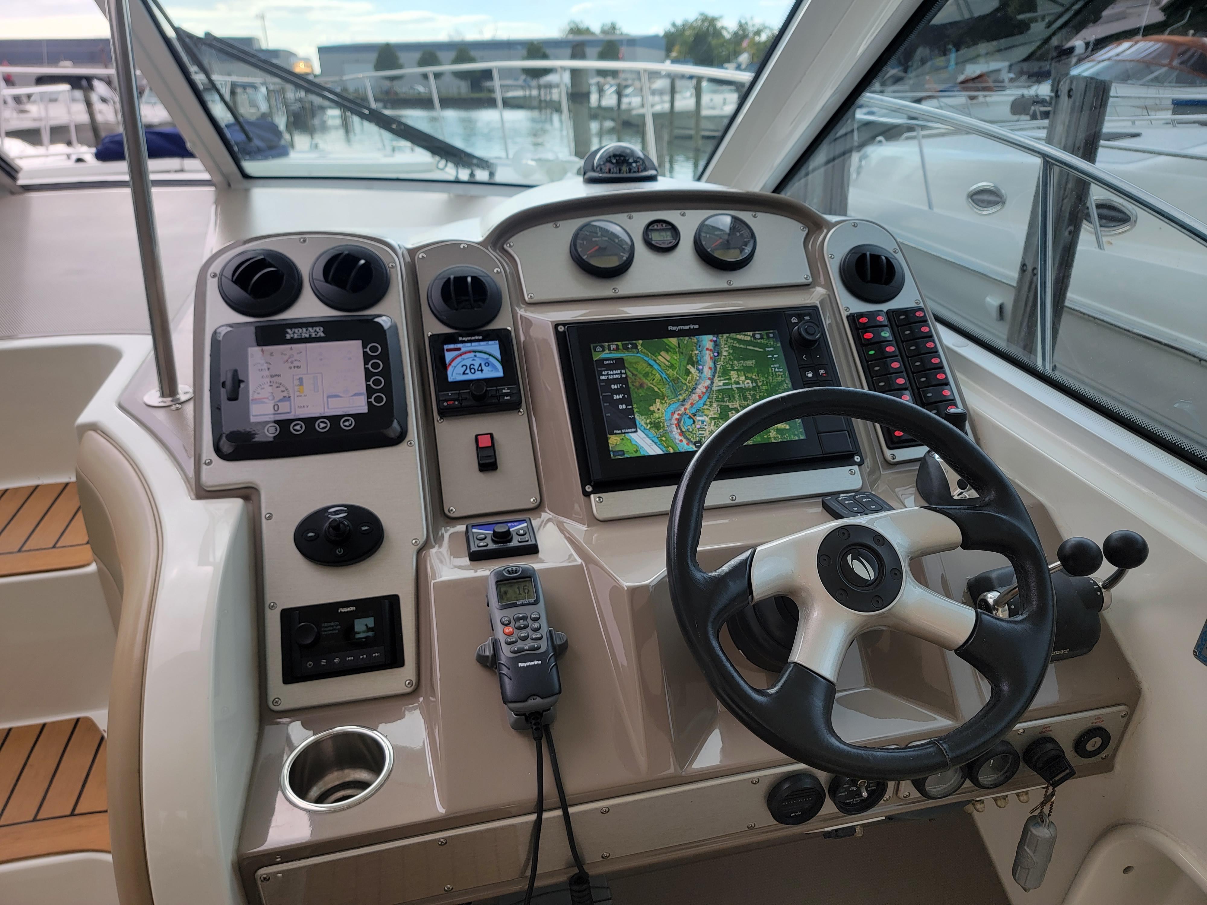 2010 Cruisers Yachts 390 Sports Coupe