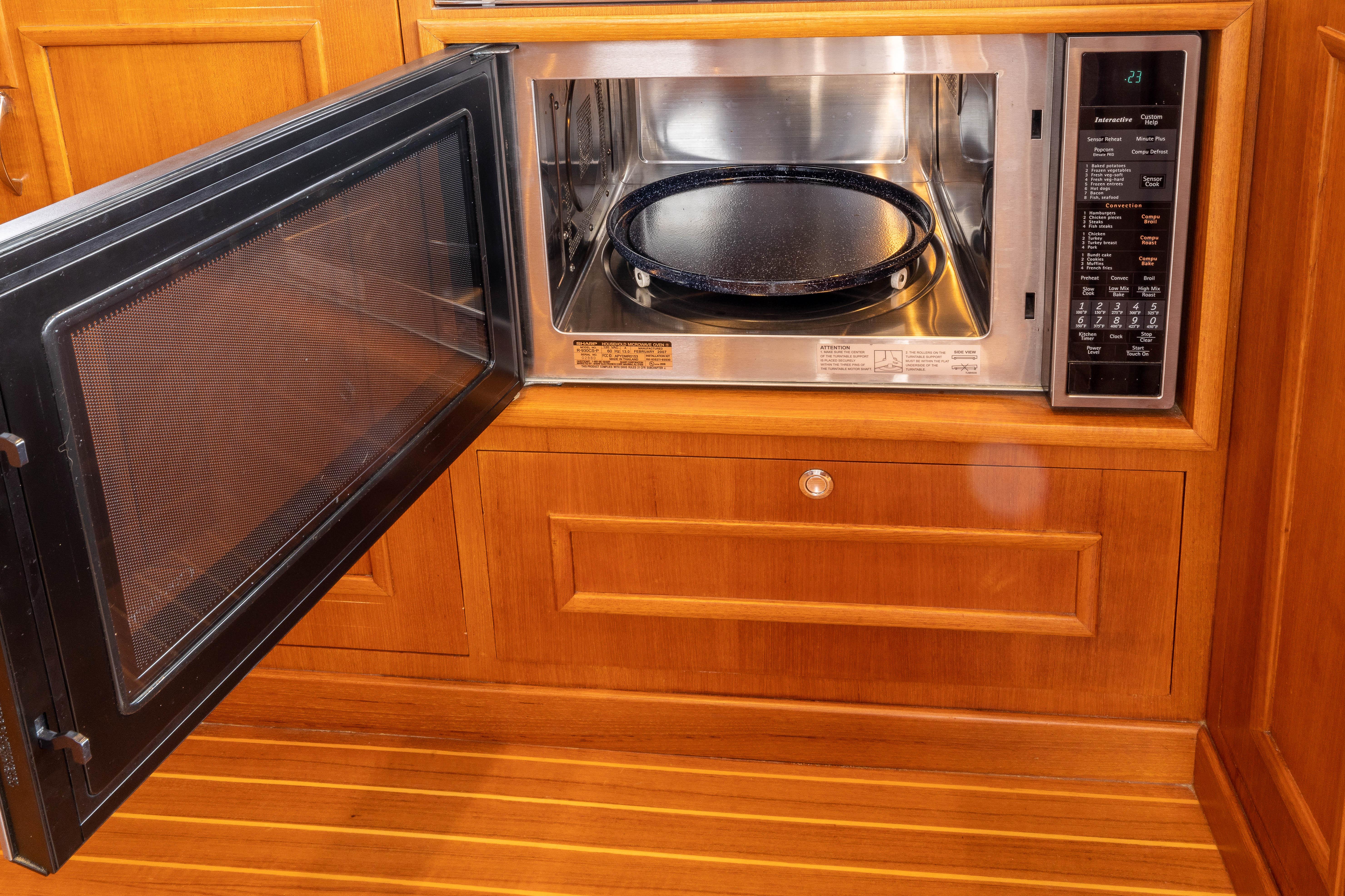 Gleaming Microwave/Convection Oven