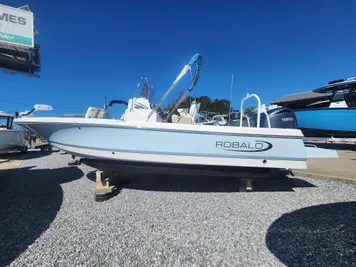 2024 Robalo 226 Cayman