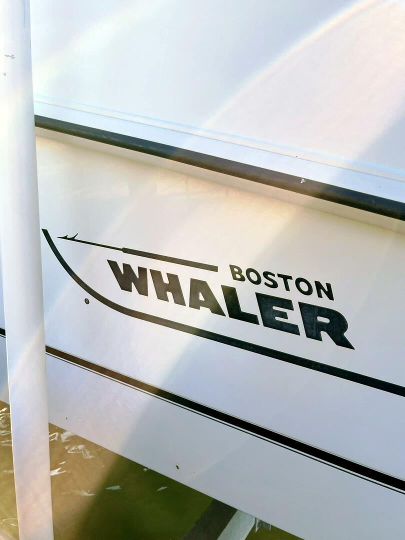 2009 Boston Whaler 250 Outrage
