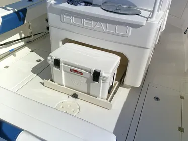 2018 Robalo R302 Center Console
