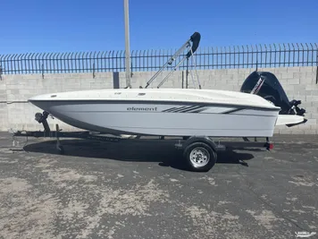 2022 Bayliner E18