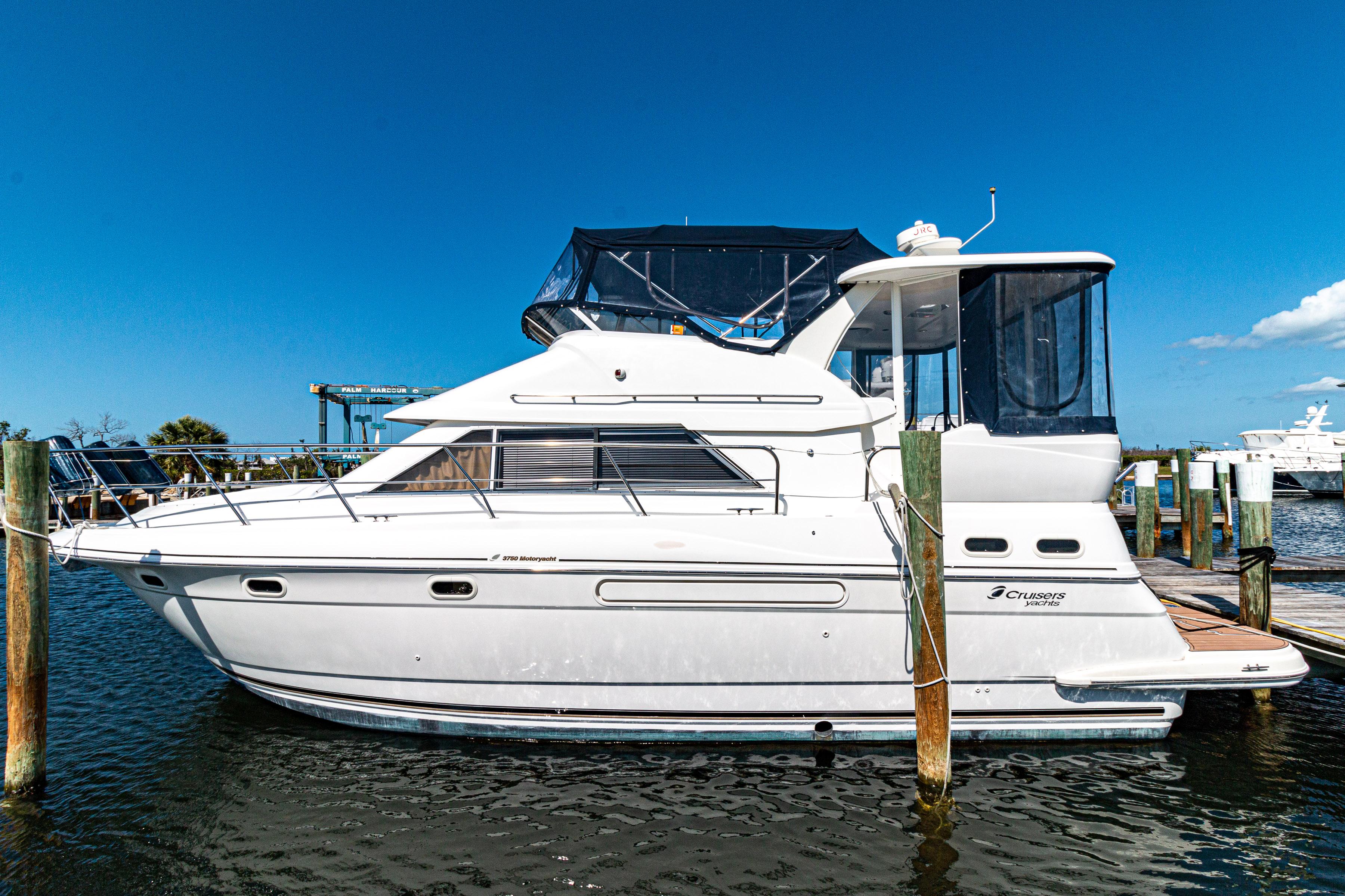 cruisers yachts 3750 motoryacht