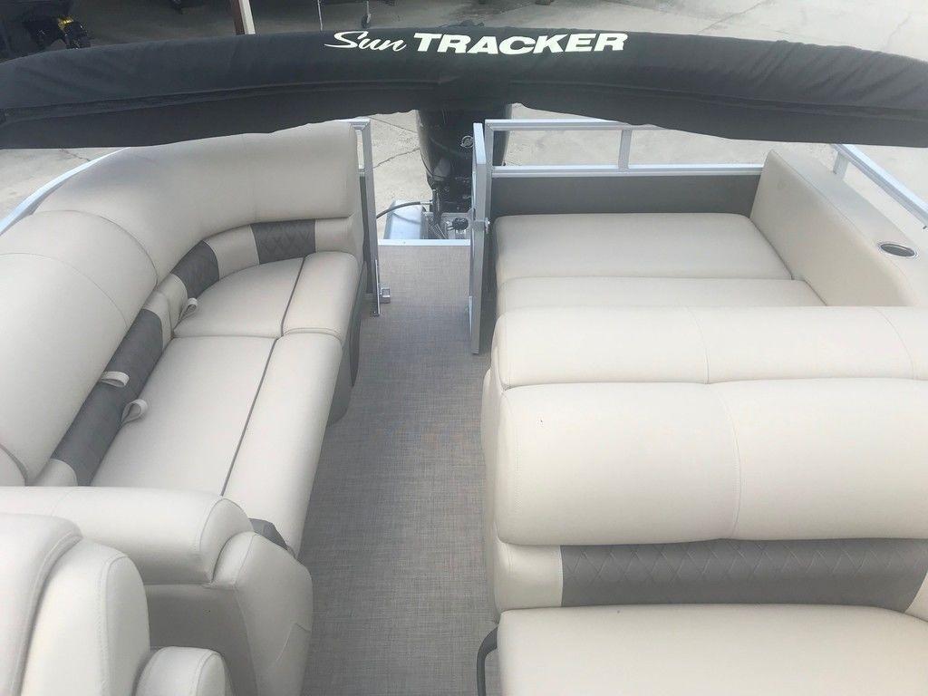 2023 Sun Tracker PARTY BARGE® 22 RF DLX