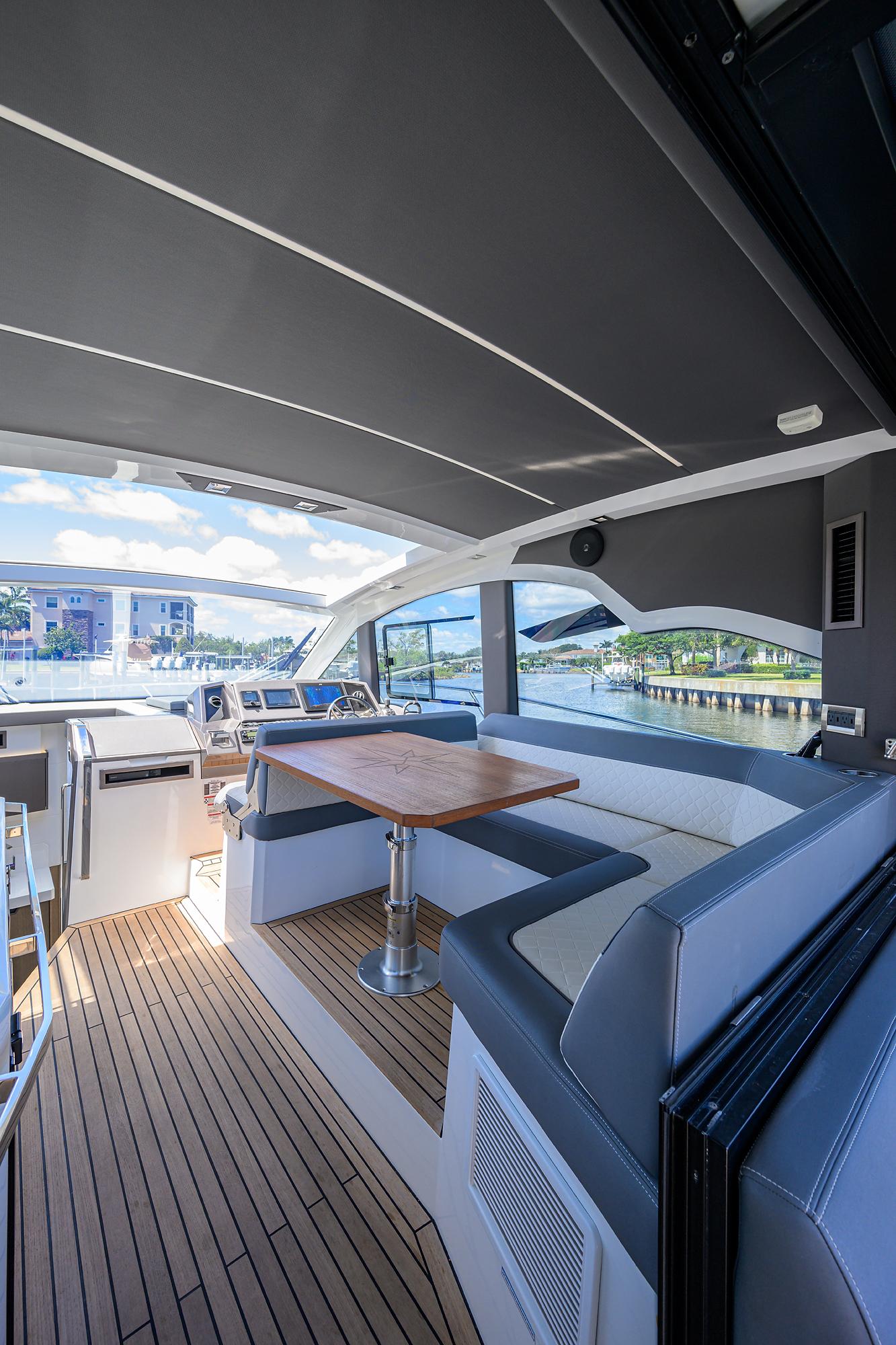2021 Galeon - Outdoor galley/lounge