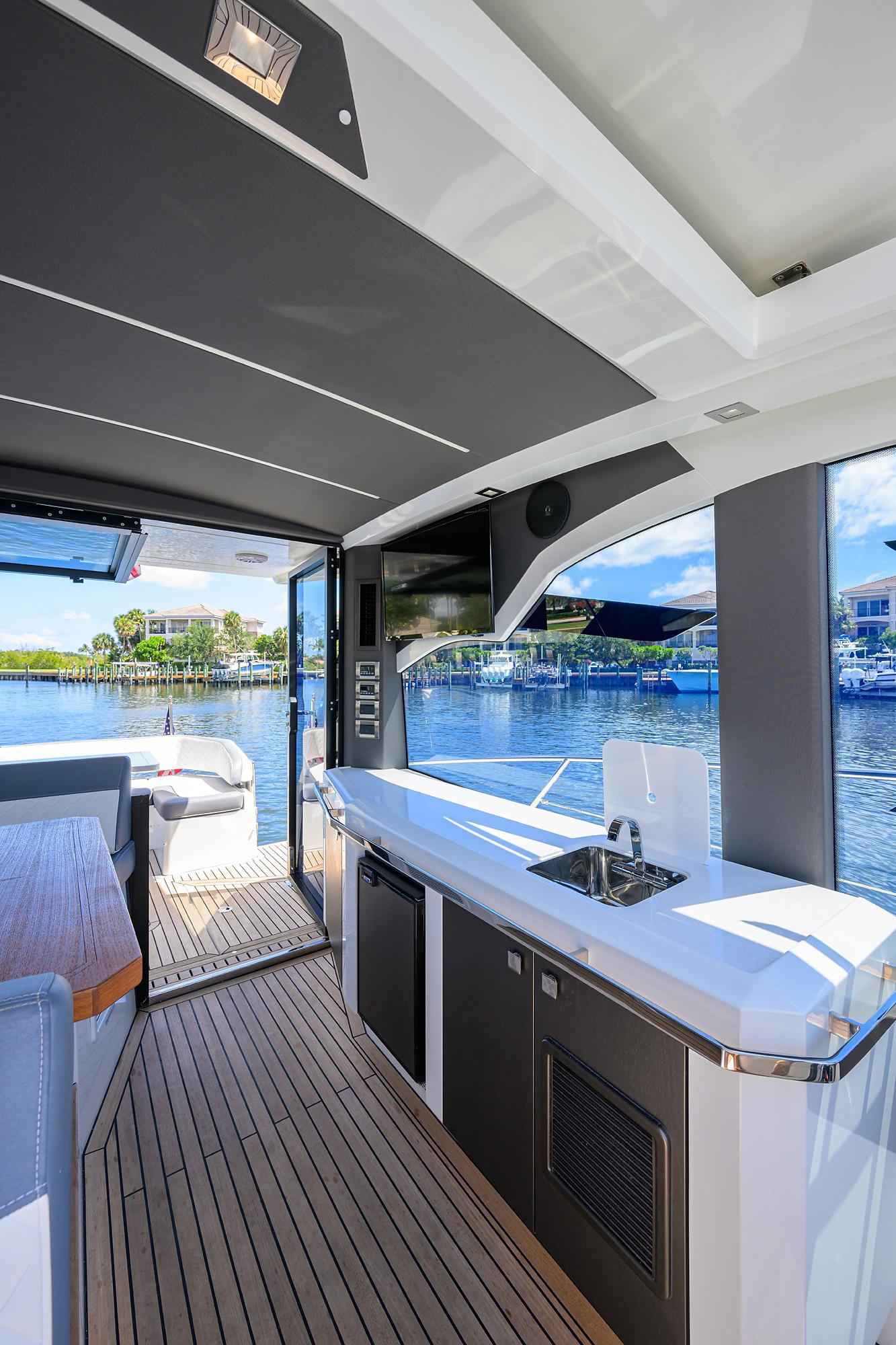 2021 Galeon - Outdoor galley/lounge