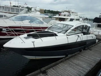 2019 Cruisers Yachts 39 Express Coupe