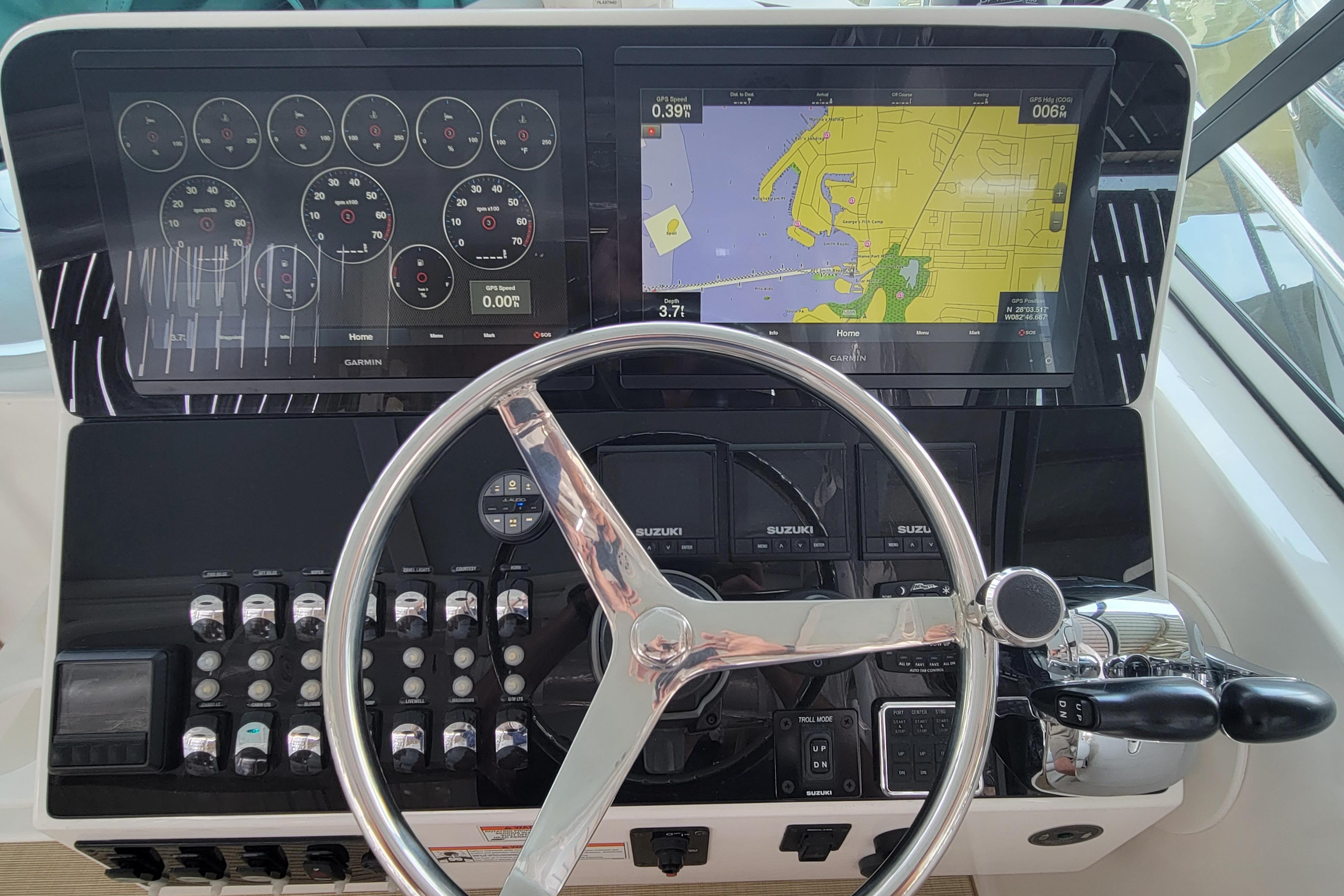 Helm w/ Garmin GPS Chartplotters / Radar / Autopilot 