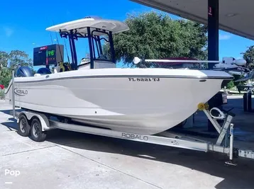 2023 Robalo R242