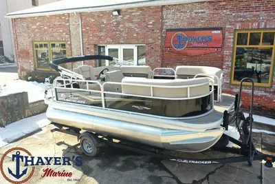 2024 Sun Tracker Party Barge® 16