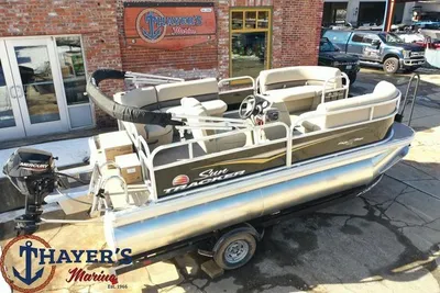 2024 Sun Tracker Party Barge® 16