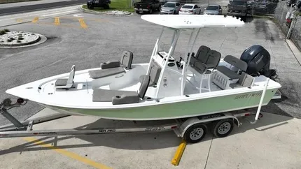 2024 Sea Pro 228 Bay