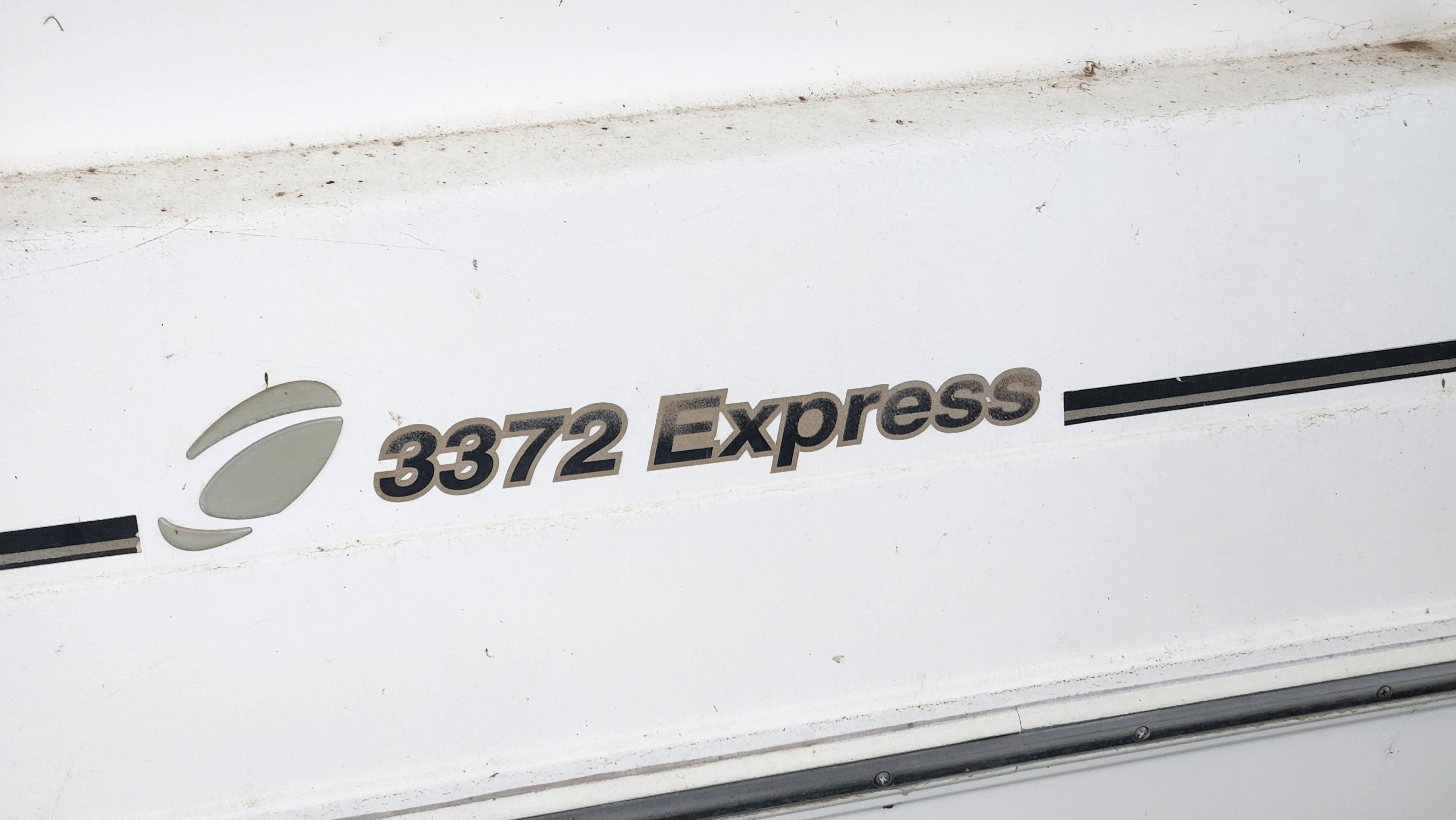 2003 Cruisers Yachts 3372 Express