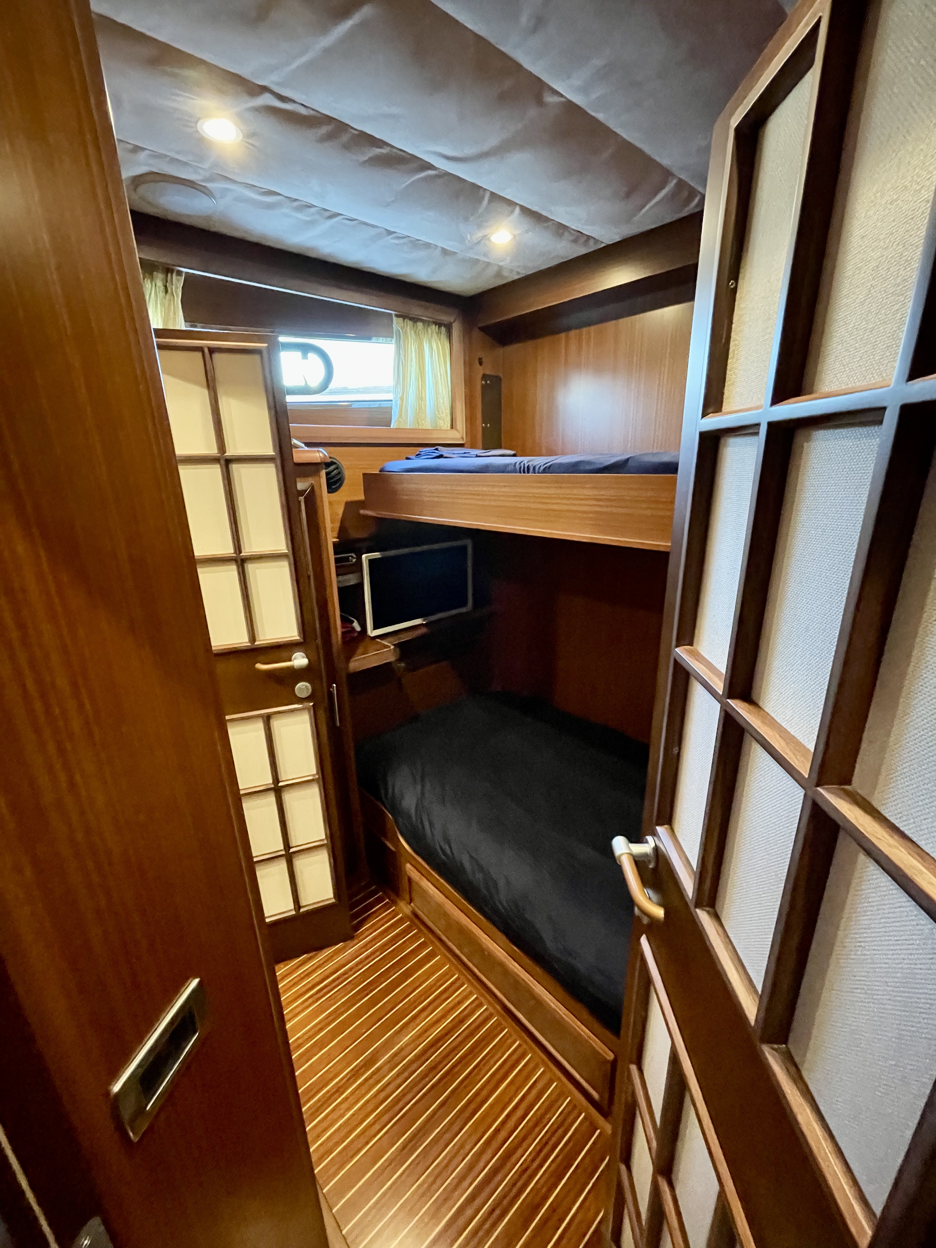 Port bunk cabin