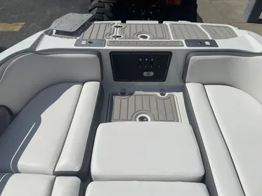 2024 Crownline E210 XS