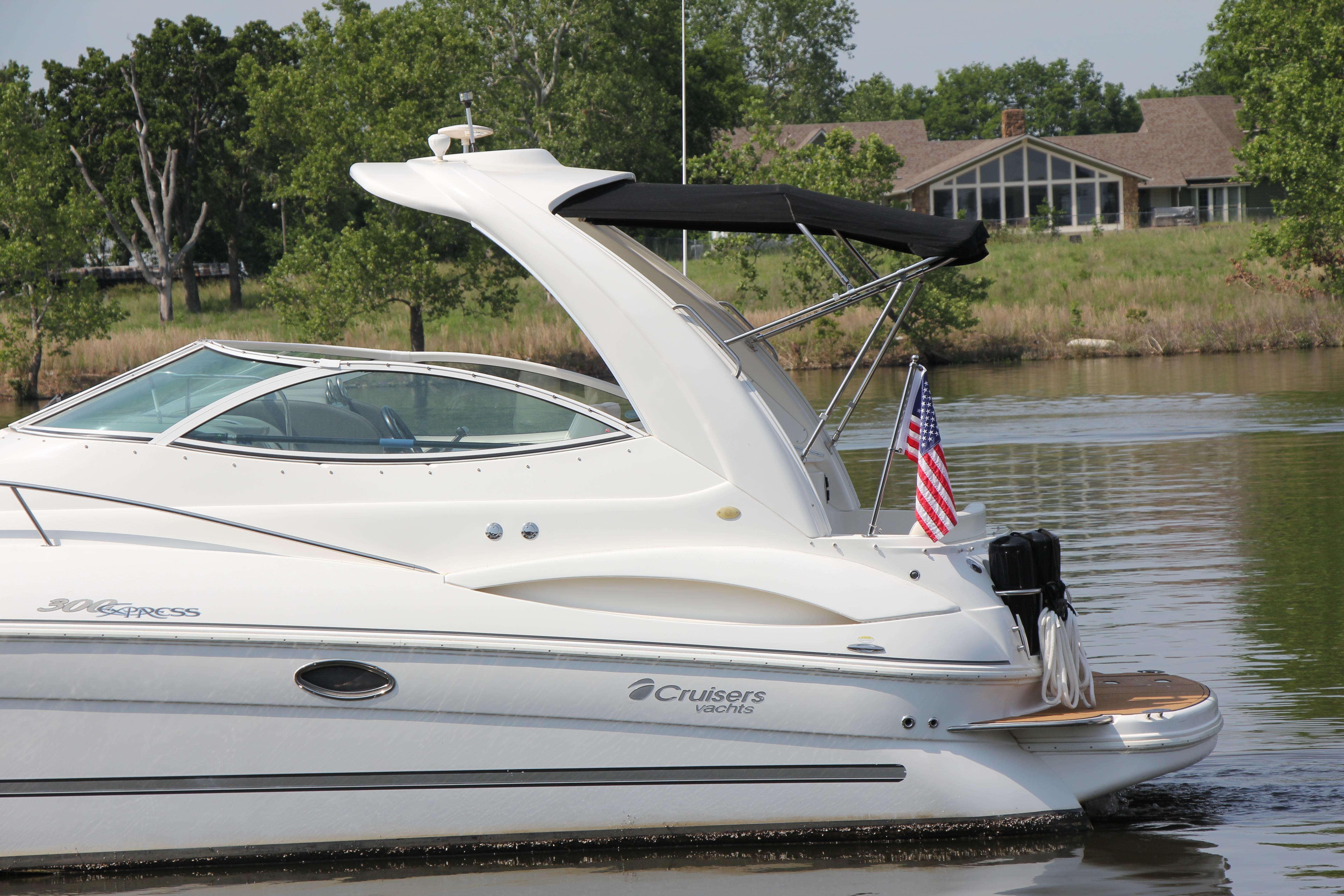 2005 Cruisers Yachts 300 Express