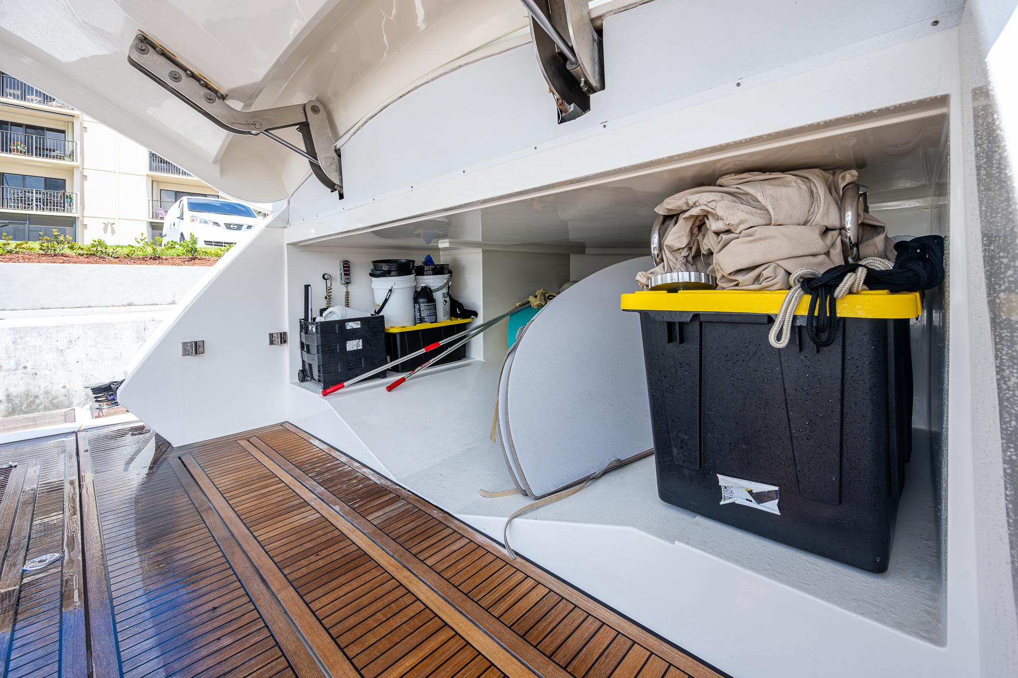 2017 Monte Carlo Yachts 80 Flybridge