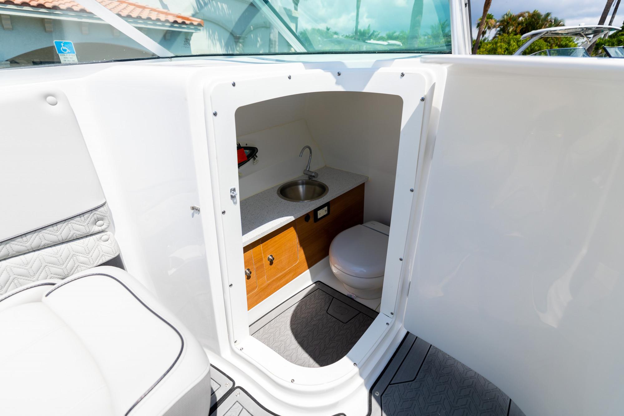 BRAND NEW Hurricane SunDeck 2690: Style, Comfort, Luxury. – Marine