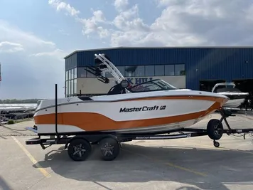 2023 MasterCraft XT22T