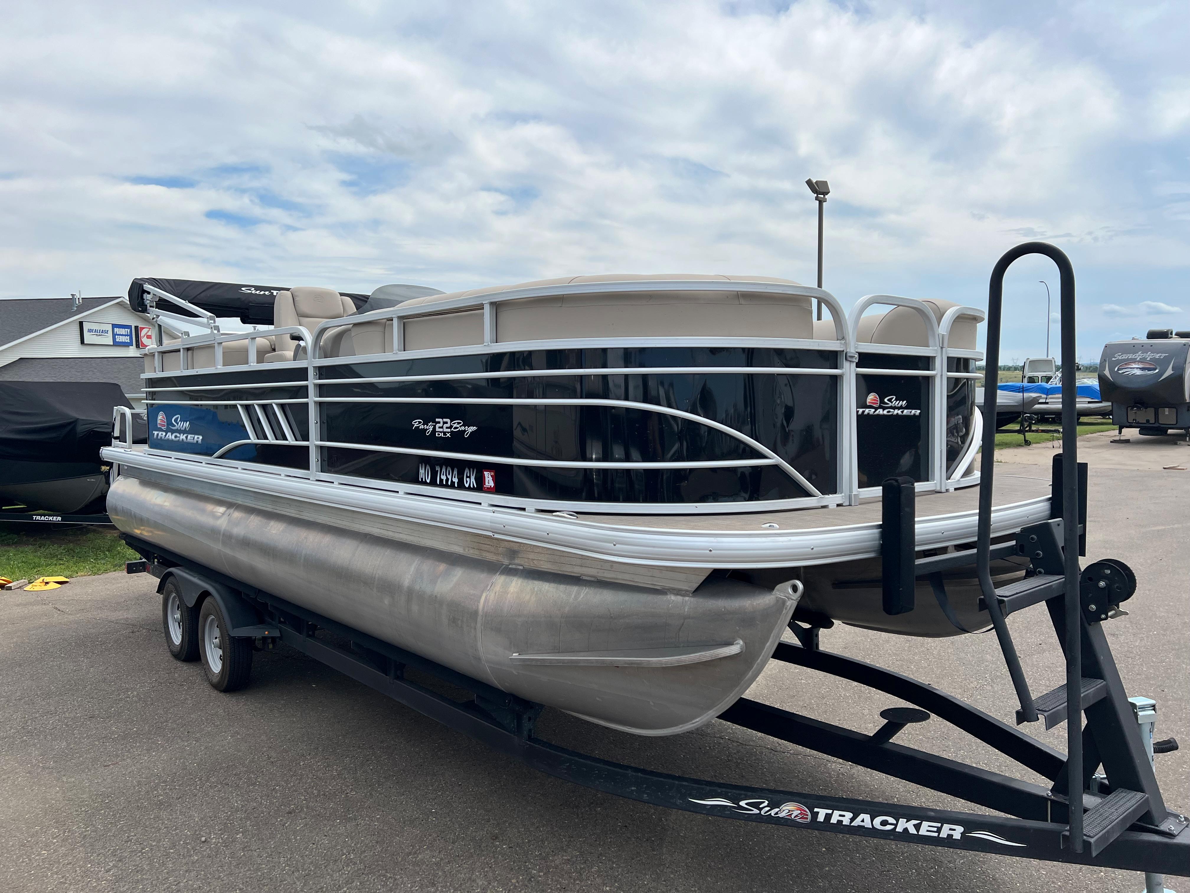 2021 Sun Tracker Party Barge 22 DLX