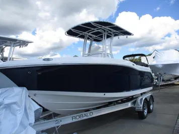 2024 Robalo R200 In stock trailer included Rebate expires 07/