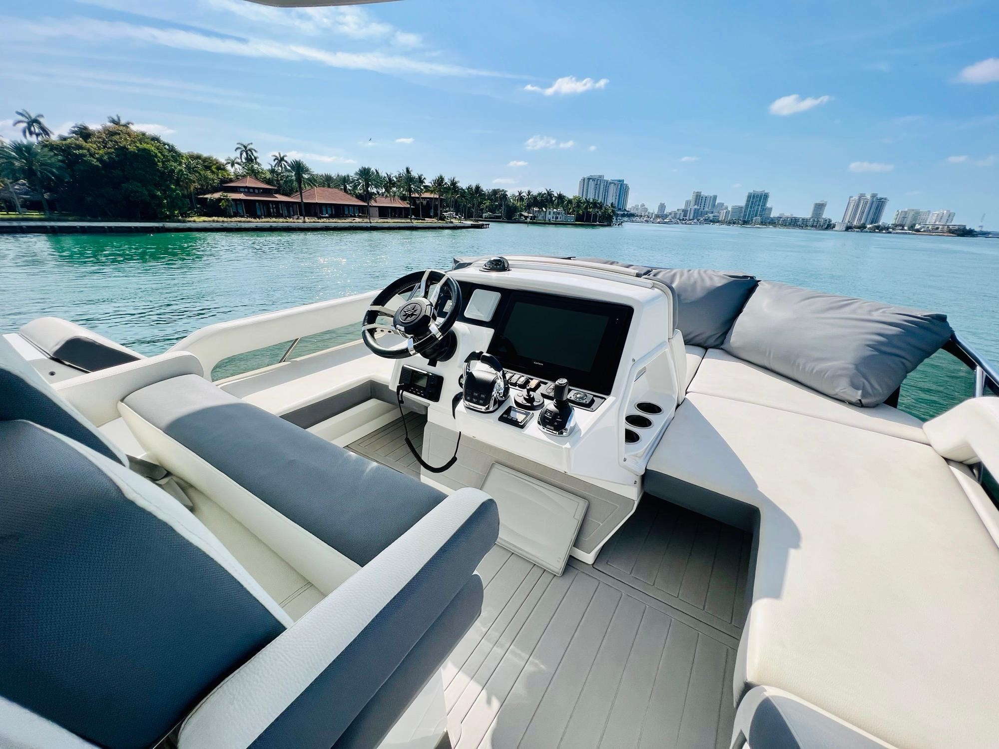 2017 Cruisers Yachts 60 Cantius Fly