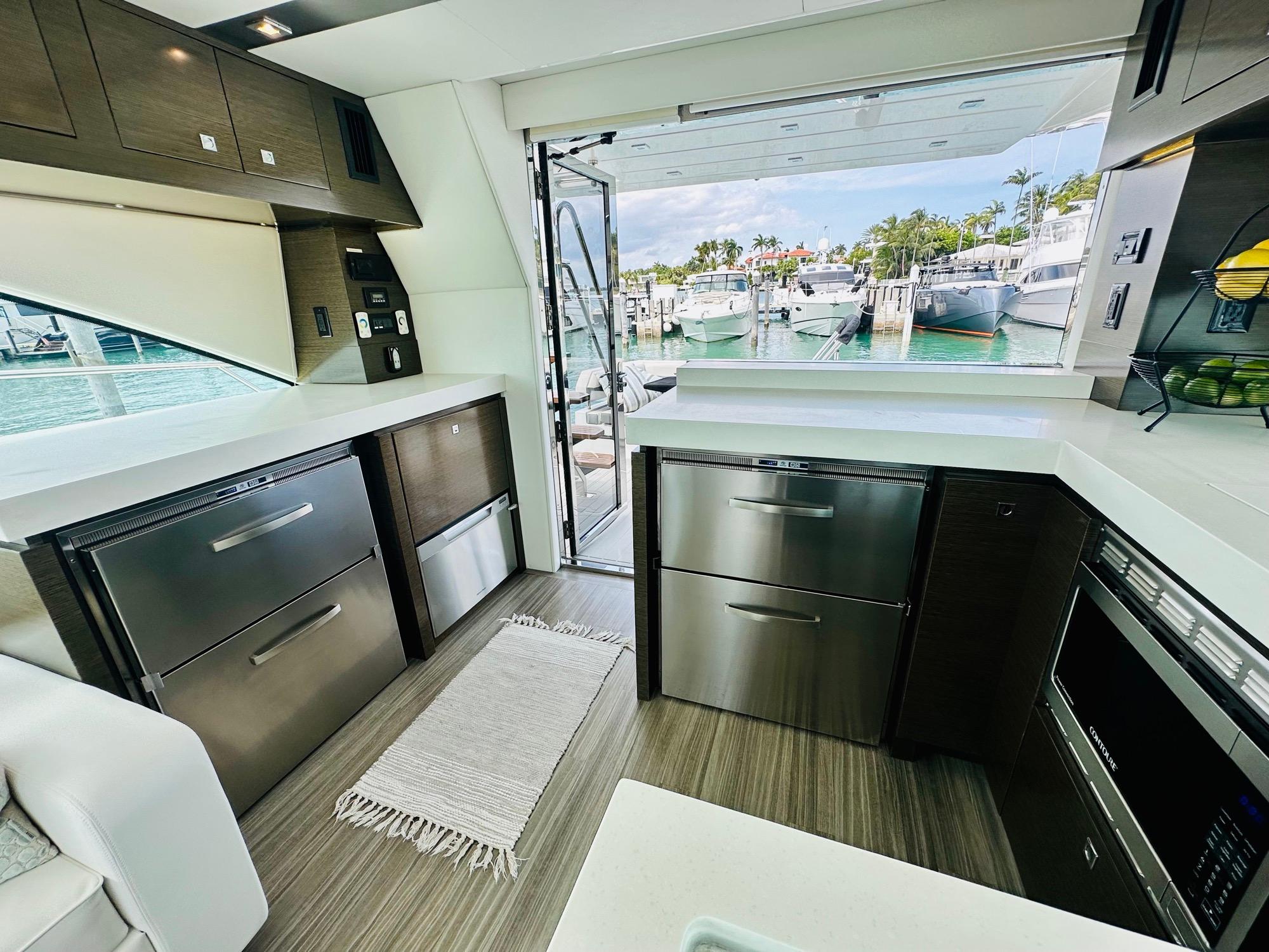 2017 Cruisers Yachts 60 Cantius Fly