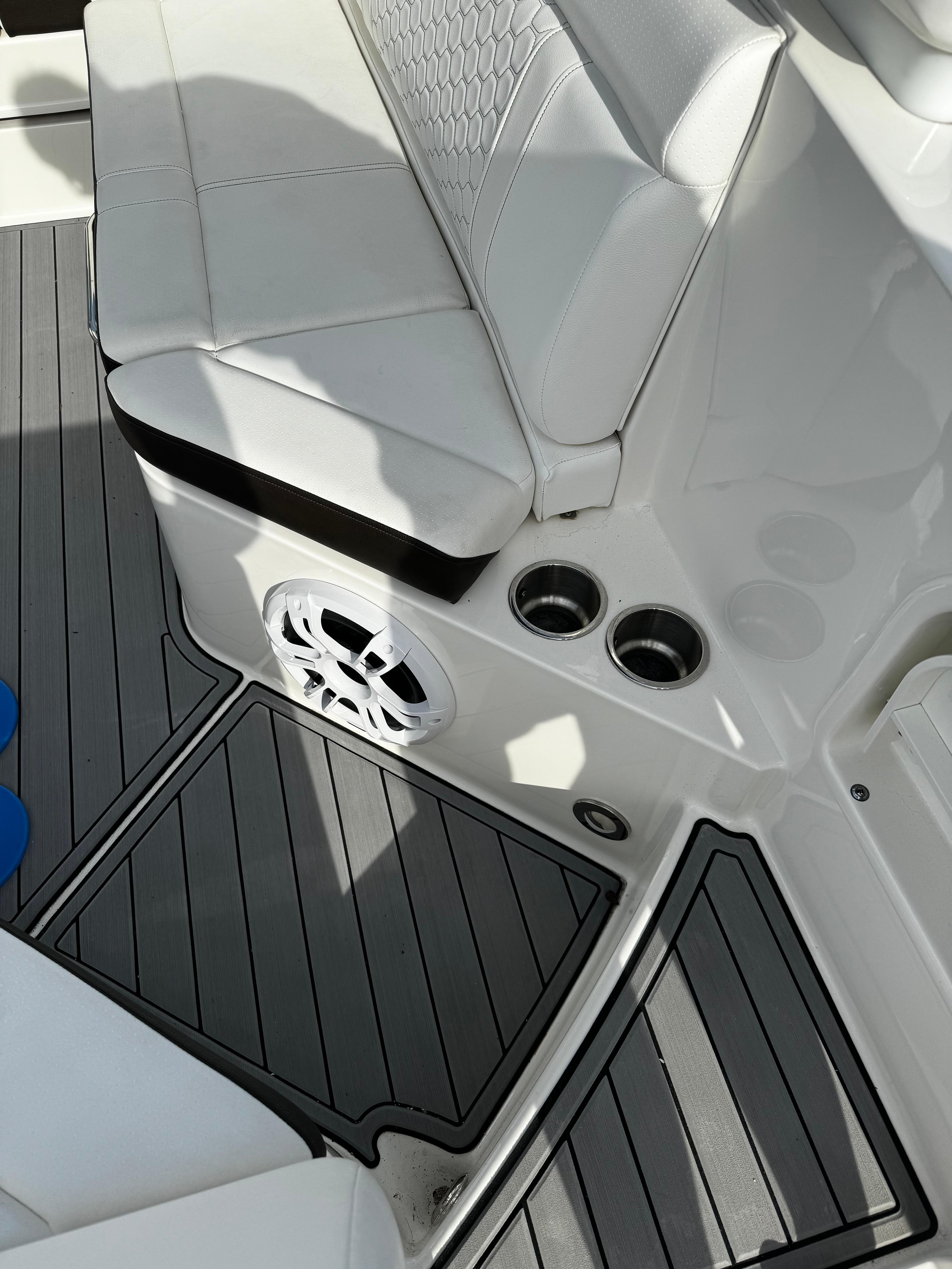 2021 Sea Ray SDX 270 Outboard