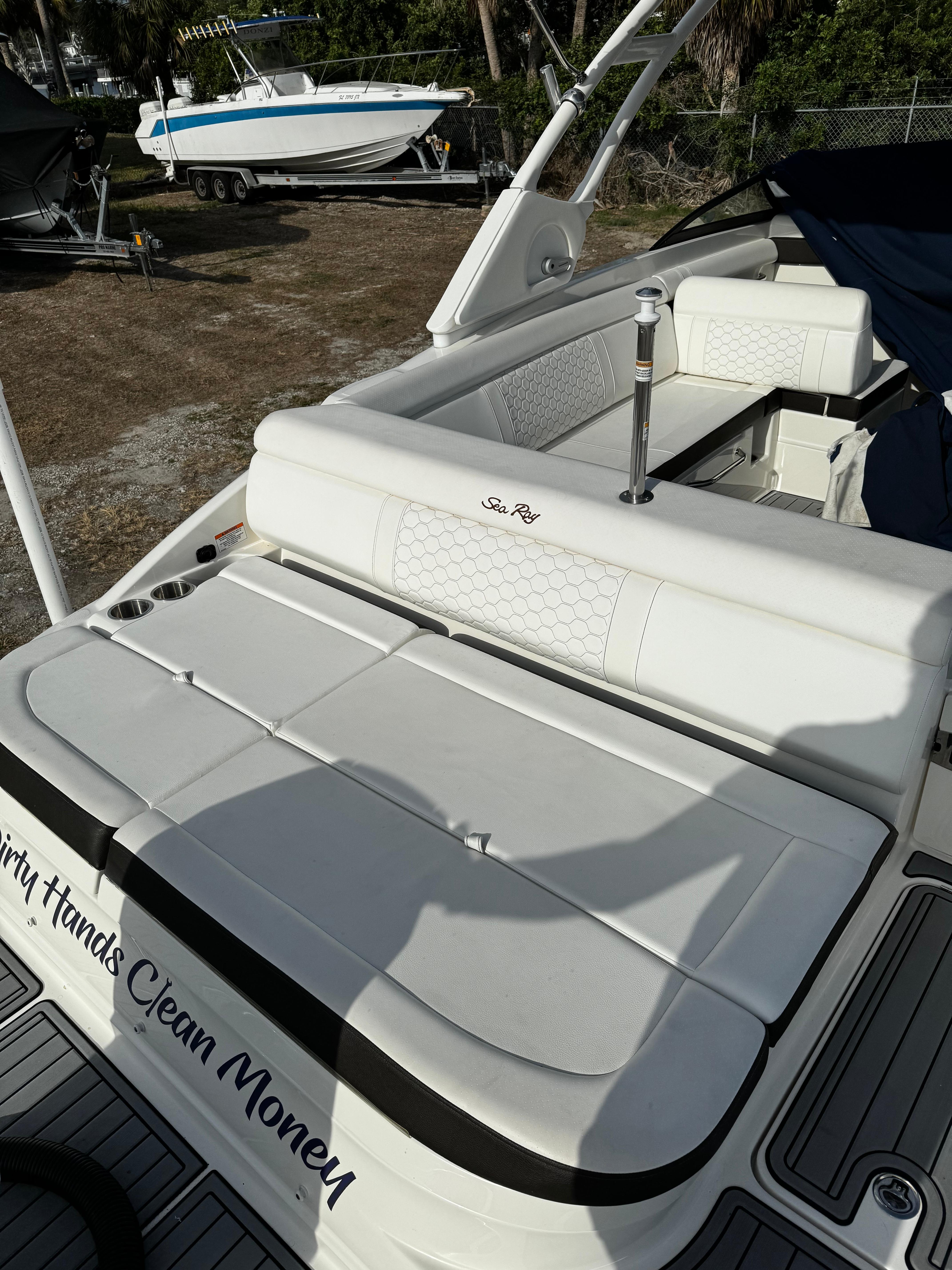 2021 Sea Ray SDX 270 Outboard